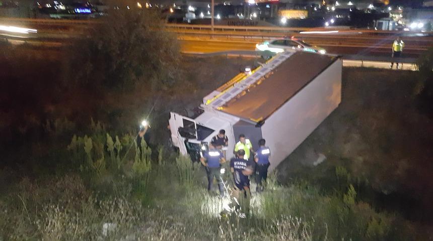 Bariyerleri aşıp dereye u&ccedil;tu! TEM'de feci kaza!