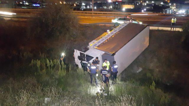 Bariyerleri aşıp dereye uçtu! TEM'de feci kaza!