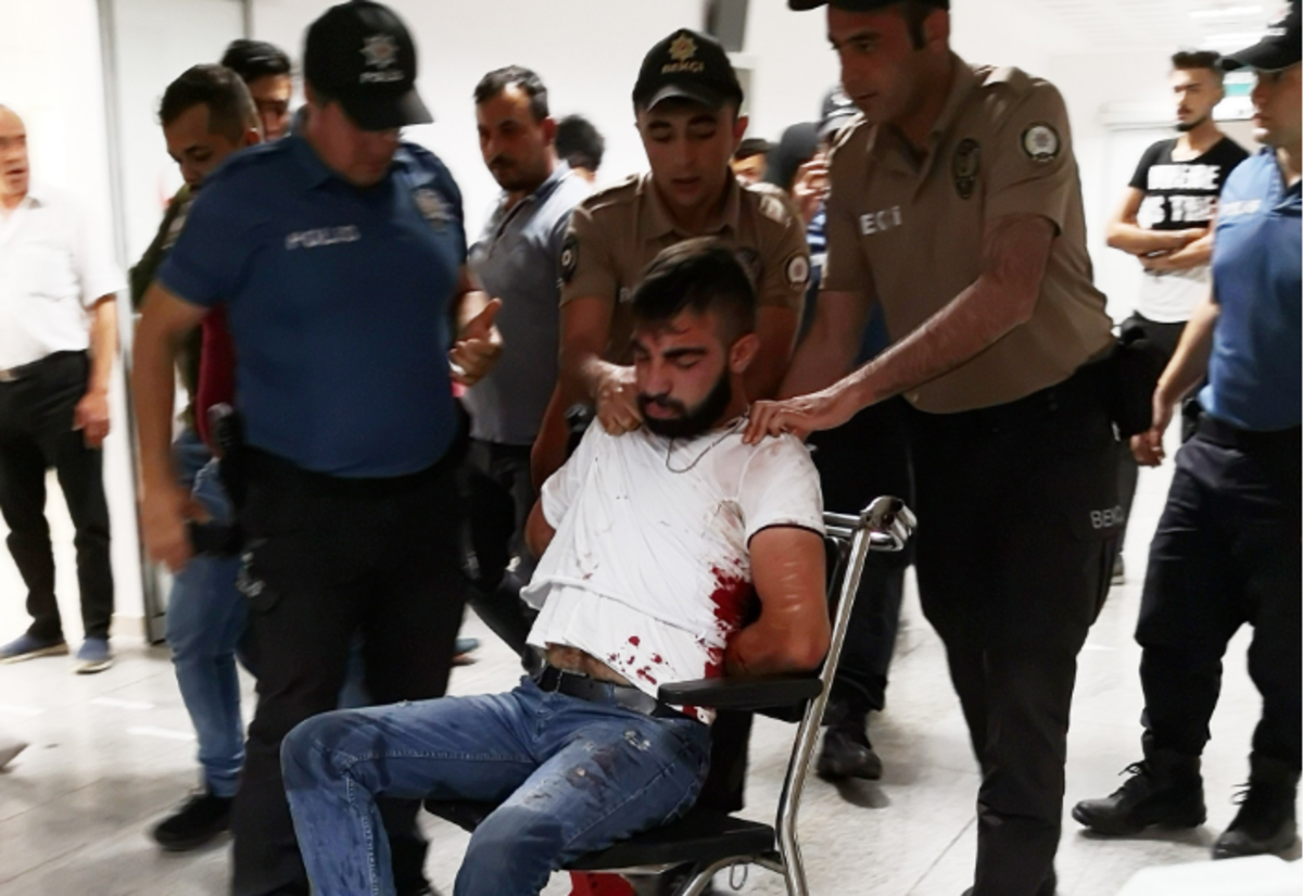 Aksaray'da dehşet! &Ouml;nce polise yumruk attı, sonra kendini kesti