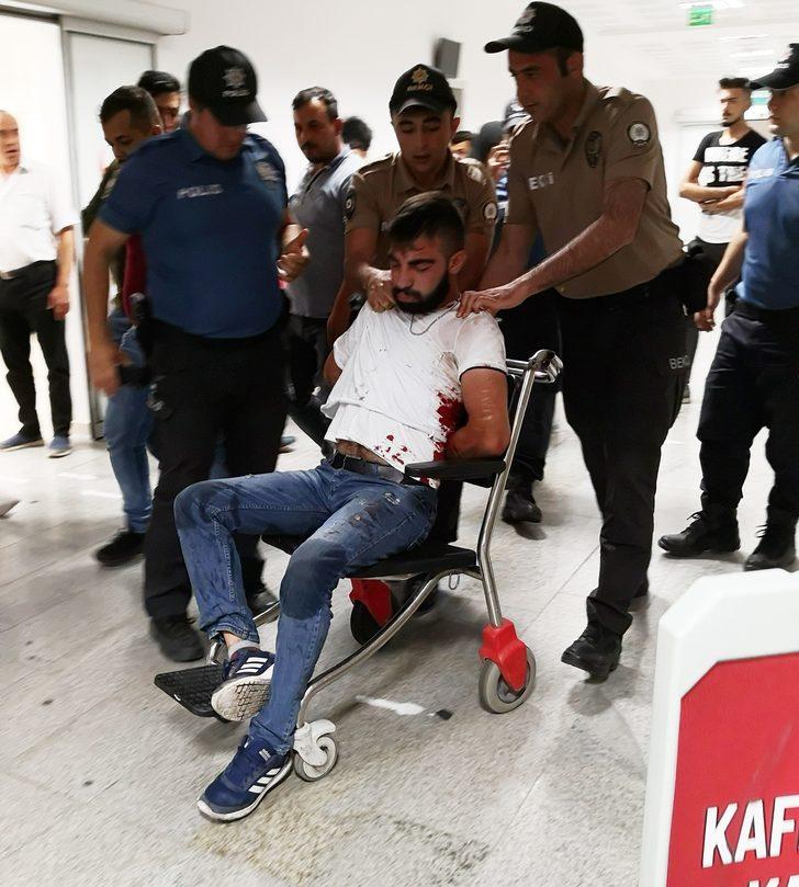 Aksaray'da dehşet! Önce polise yumruk attı, sonra kendini kesti G1