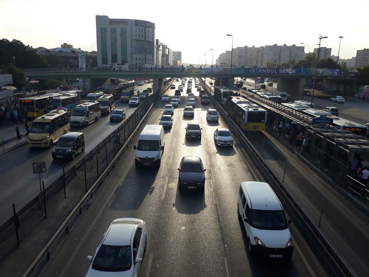 Okullar açıldı, İstanbul'da trafik yoğunluğu arttı (İstanbul yol durumu) G3