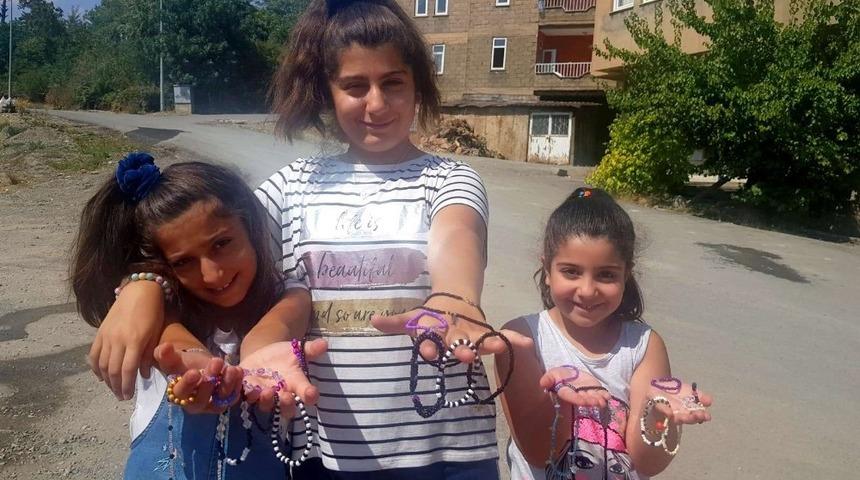 Minik eller dar gelirli &ouml;ğrenciler i&ccedil;in stant kurdu