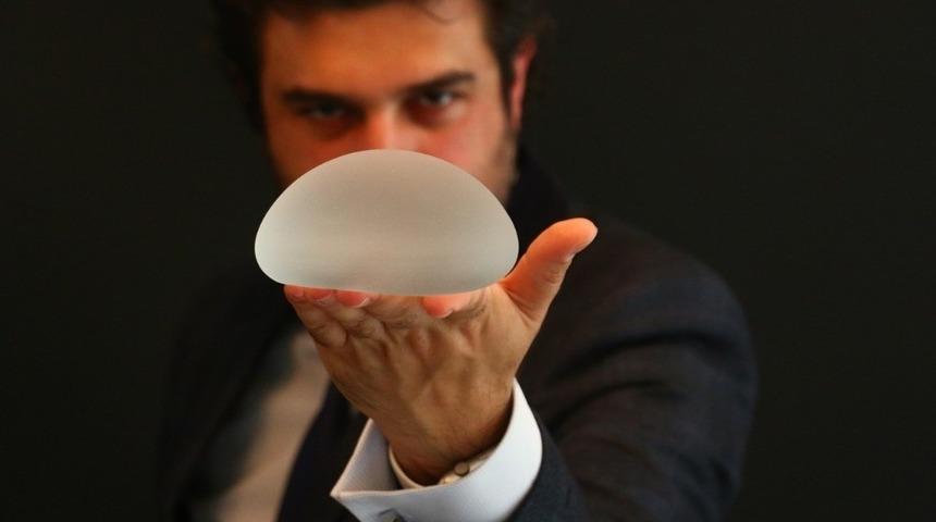 Küçük göğüsler kadınları mutsuz ediyor