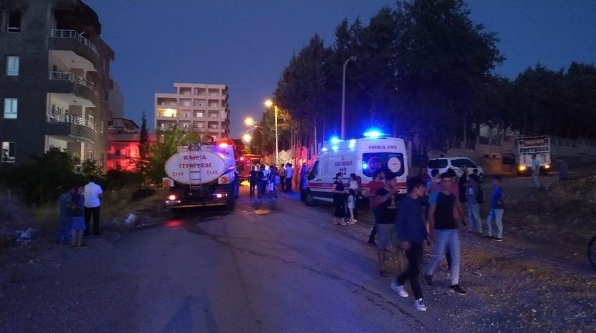 Ev yangınında 3 kişi dumandan etkilendi