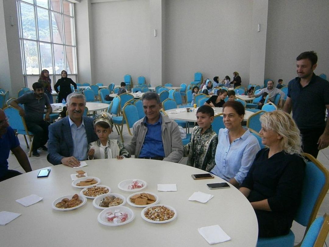 İzmirli ev hanımları Tatvanlı &ccedil;ocuklar i&ccedil;in toplu s&uuml;nnet ş&ouml;leni d&uuml;zenledi