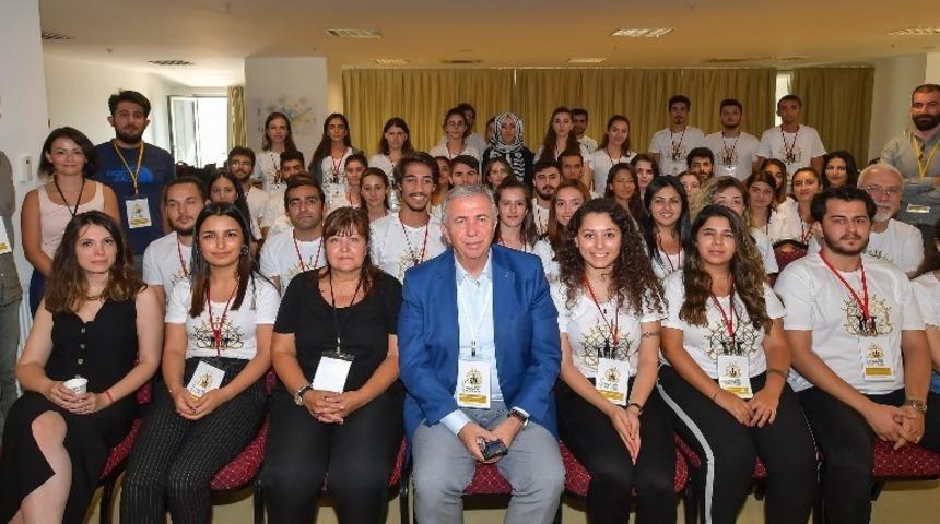 Ankara B&uuml;y&uuml;kşehir Belediye Başkanı Yavaş gen&ccedil;lerle buluştu