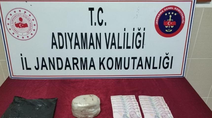 Yabancı uyruklu şahsın aracından uyuşturucu &ccedil;ıktı