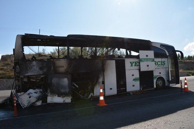 Yolcu otobüs seyir halindeyken alev aldı