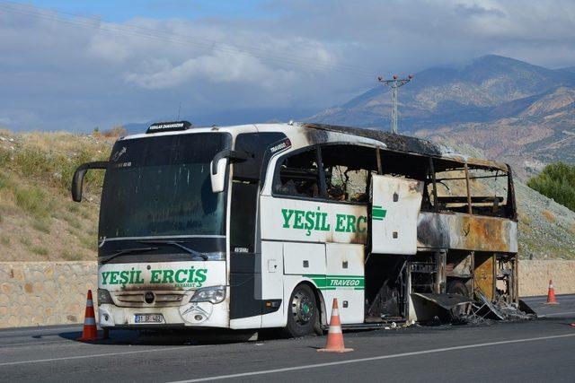 Yolcu otobüs seyir halindeyken alev aldı