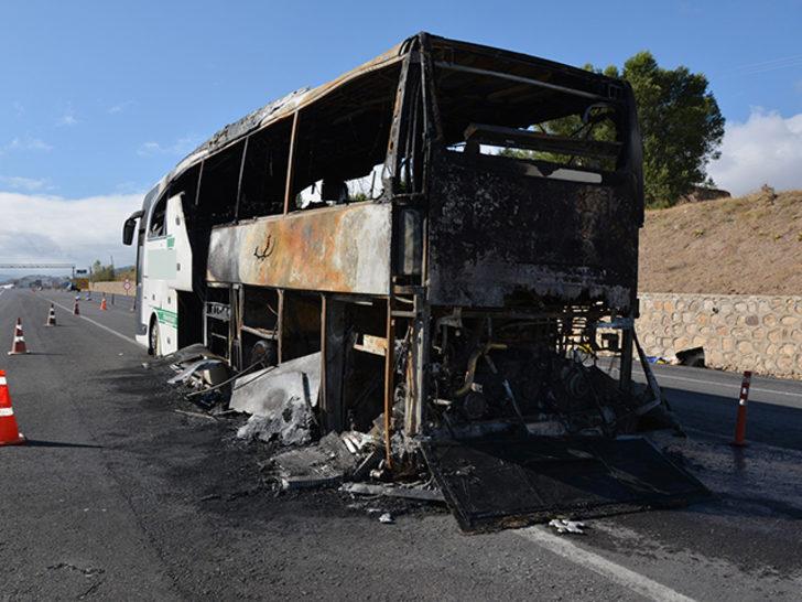 Son dakika: Sivas'ta yolcu otobüsü seyir halindeyken alev aldı G2
