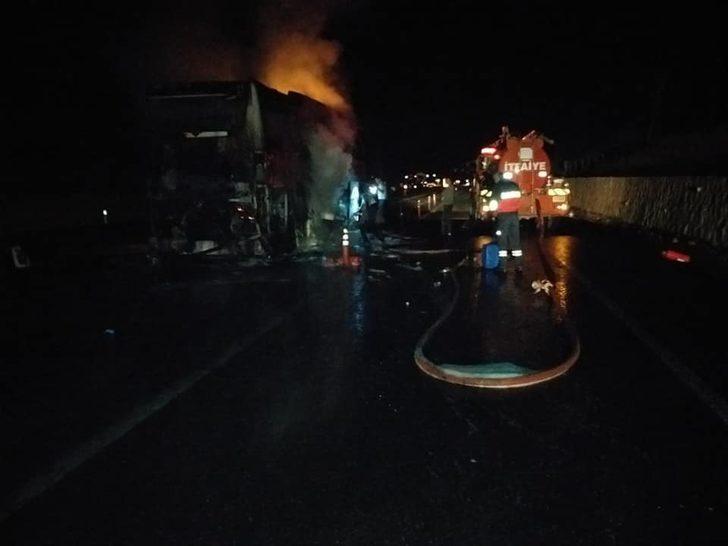 Son dakika: Sivas'ta yolcu otobüsü seyir halindeyken alev aldı G4