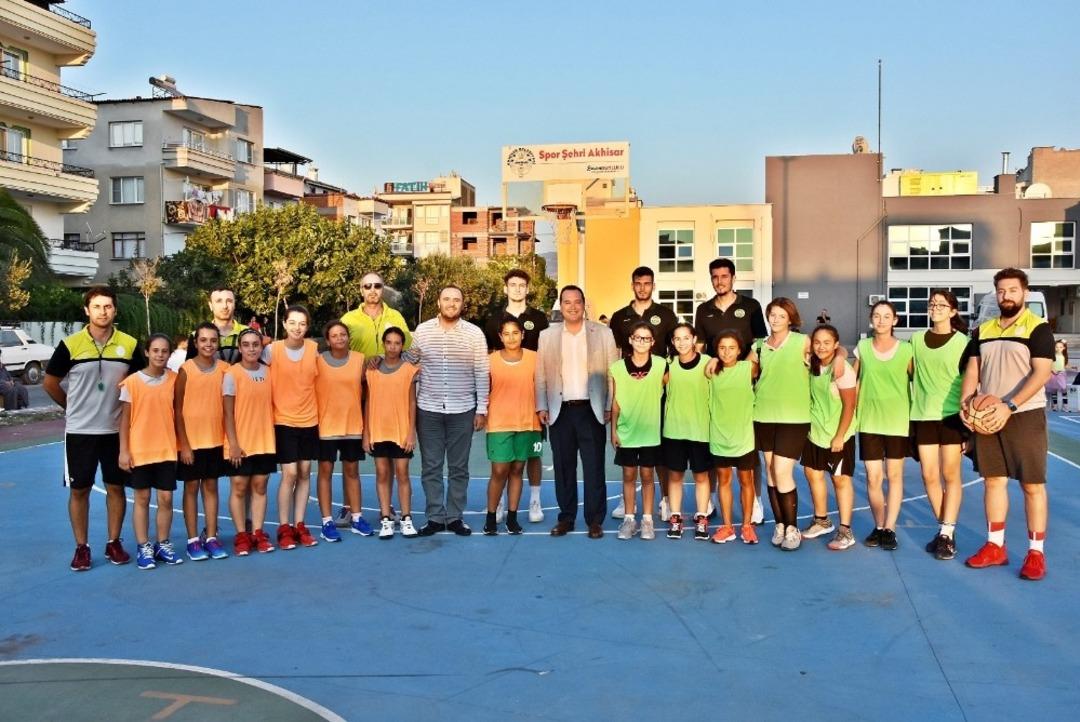 Akhisar sokaklarında basketbol coşkusu yaşandı