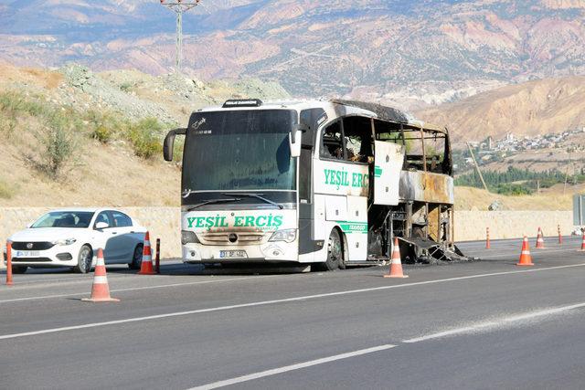 Sivas ta seyir halindeki otob&uuml;s yandı 1