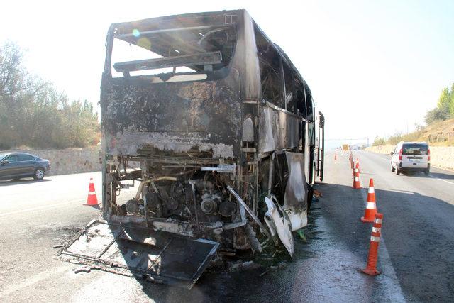 Sivas ta seyir halindeki otob&uuml;s yandı 2