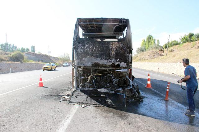Sivas ta seyir halindeki otob&uuml;s yandı 3