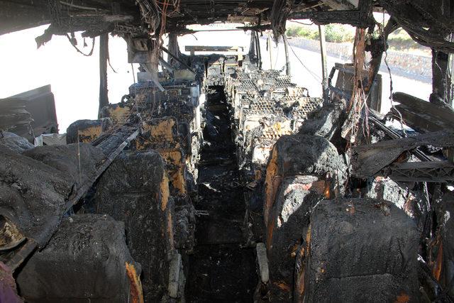 Sivas ta seyir halindeki otob&uuml;s yandı 4