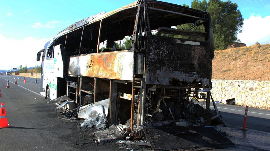 Sivas'ta seyir halindeki otob&uuml;s yandı