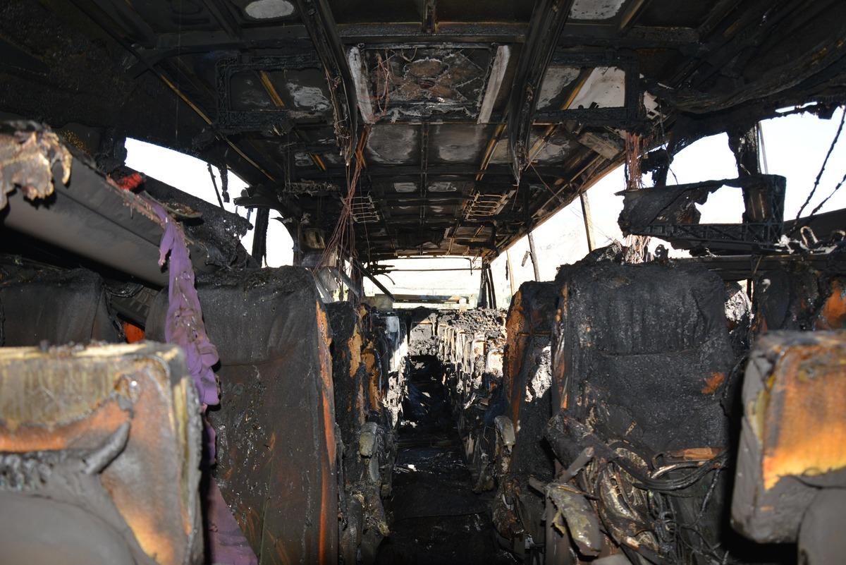 Son dakika: Sivas'ta yolcu otob&uuml;s&uuml; seyir halindeyken alev aldı