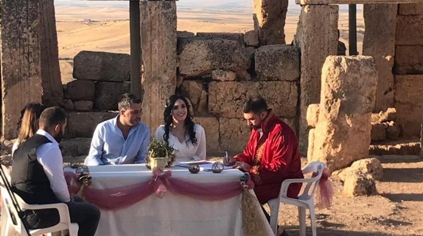 Diyarbakır&rsquo;daki 3 bin yıllık Zerzevan Kalesi&rsquo;nde nikah kıyıldı