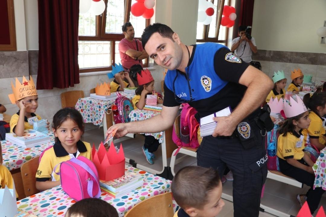 Aksaray polisinden &ouml;ğrencilere &lsquo;Altın &ouml;ğ&uuml;tler&rsquo; eğitimi