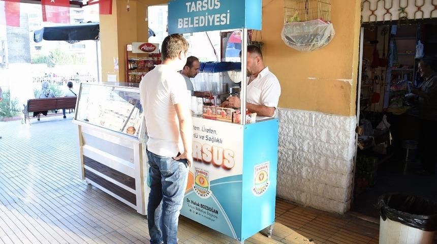 Tarsus Belediyesi&rsquo;nden tren garında vatandaşlara &ccedil;ay ve kahve ikramı