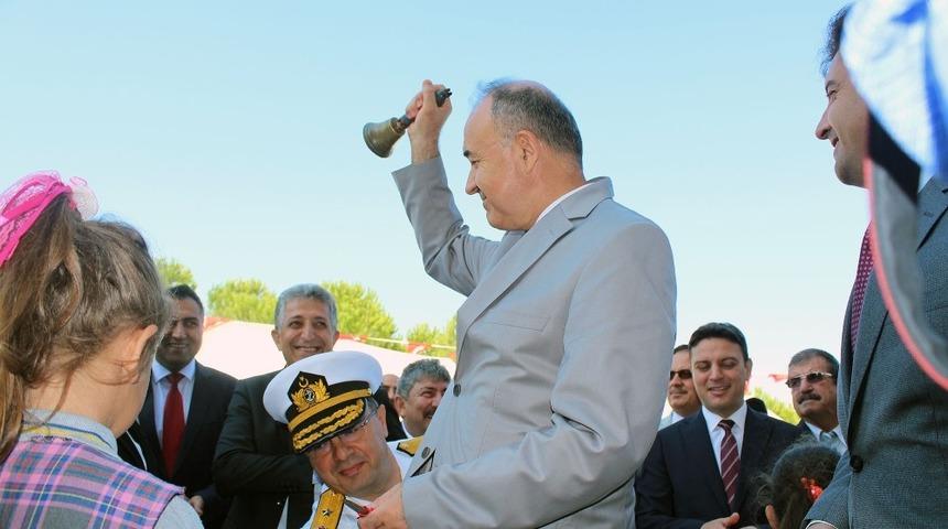 İlk ders zilini Vali Erol çaldı