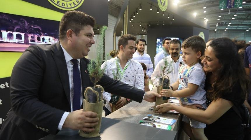 Erhan Kılı&ccedil;&rsquo;tan 88. İEF&rsquo;te başkanlara fidan jesti