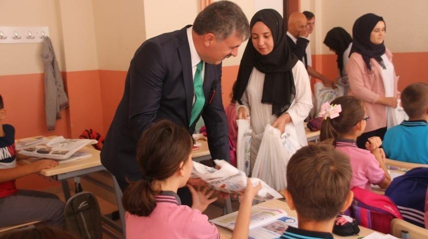 Kepsut Belediyesi&rsquo;nden kırtasiye yardımı