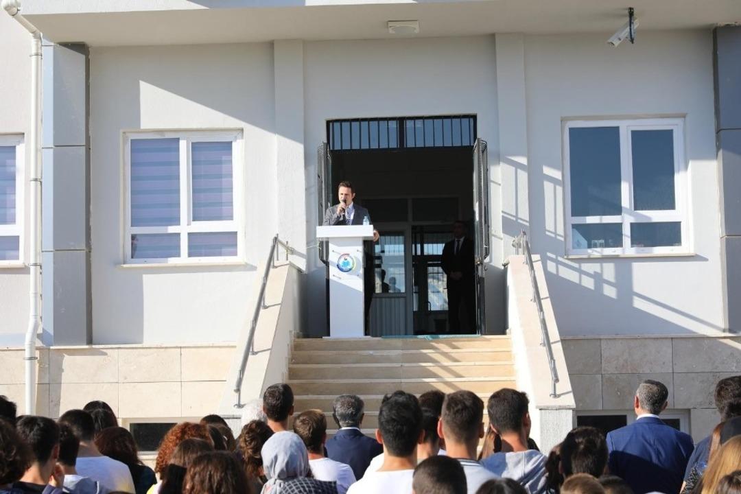 Vali Şıldak&rsquo;tan &ouml;ğrencilere: "Derslerin yanı sıra devletine faydalı vatandaşlar olun"