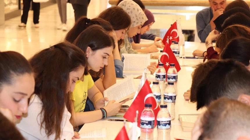 AVM&rsquo;de kitap okuma etkinliği