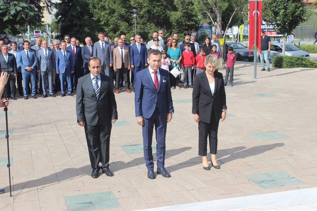 Törende fenalaşan öğrenciyi, öğretmeni kucağında taşıdı