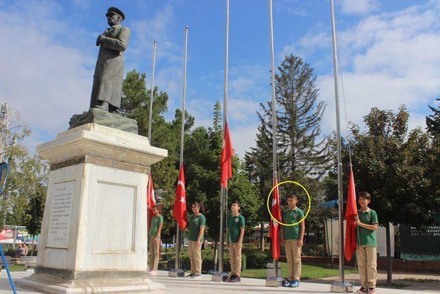 Törende fenalaşan öğrenciyi, öğretmeni kucağında taşıdı