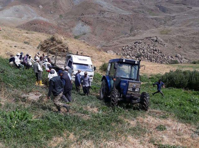 Hakkari’de ot yüklü kamyonet devrildi: 1 yaralı