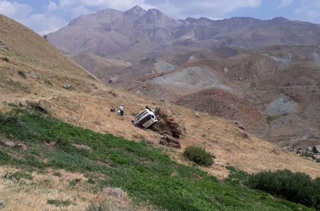 Hakkari’de ot yüklü kamyonet devrildi: 1 yaralı