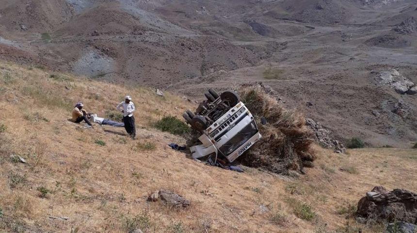 Hakkari’de ot yüklü kamyonet devrildi: 1 yaralı