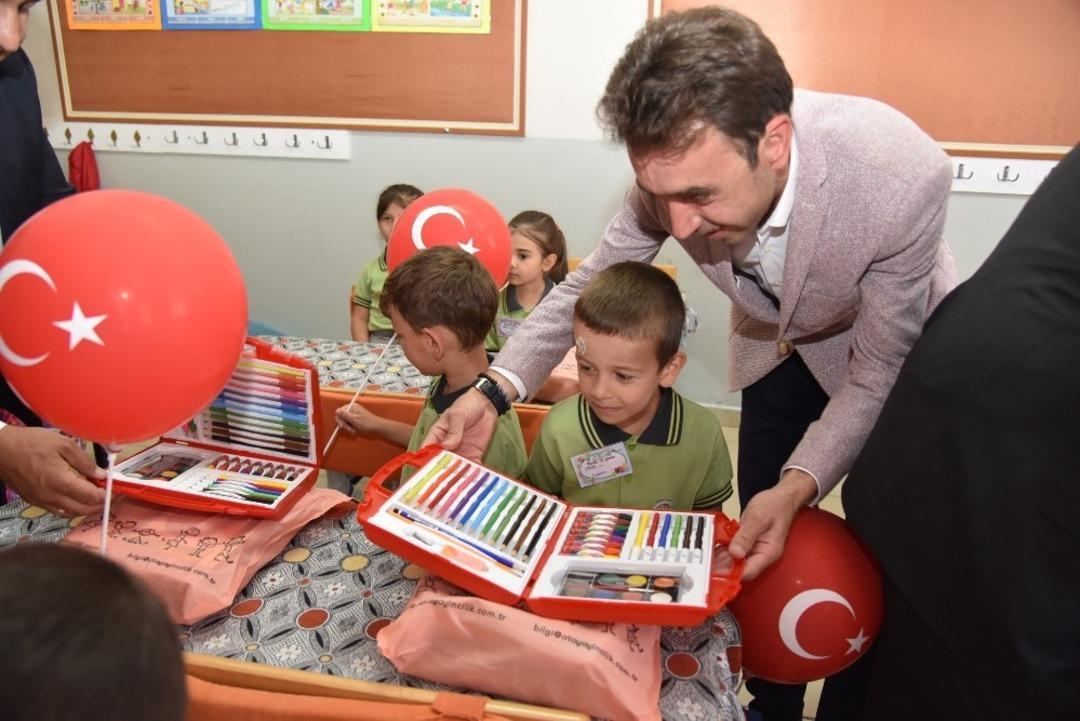 Dursunbey&rsquo;de &ouml;ğrencilere kırtasiye seti