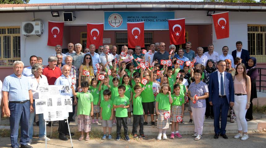 50 yıl sonra birinci sınıf sıralarına oturdular