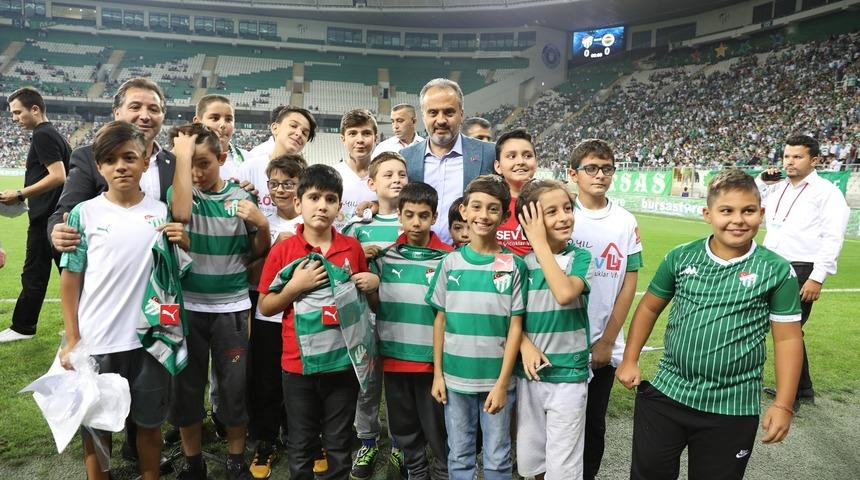 Başkan Alinur Aktaş’tan çocuklara Bursaspor forması