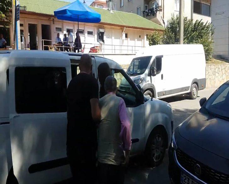 İlkokulun önünde iğrenç olay! Duraktaki erkek çocukları taciz etti G4