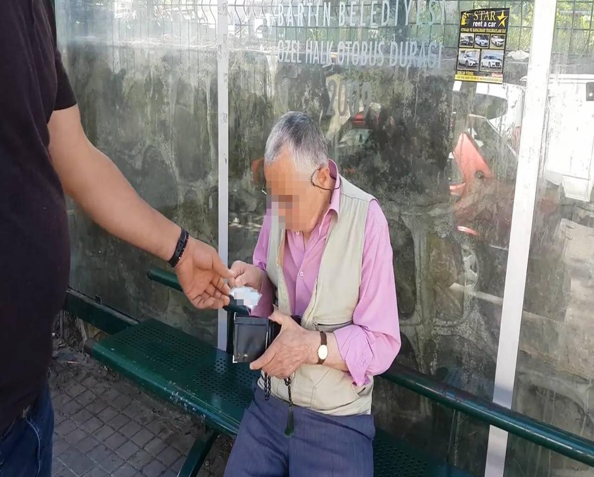 İlkokulun &ouml;n&uuml;nde iğren&ccedil; olay! Duraktaki erkek &ccedil;ocukları taciz etti