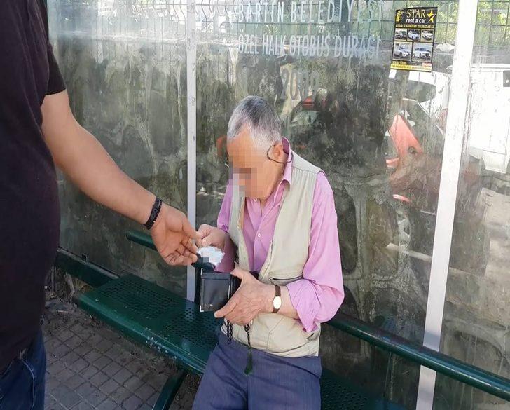 İlkokulun önünde iğrenç olay! Duraktaki erkek çocukları taciz etti G1