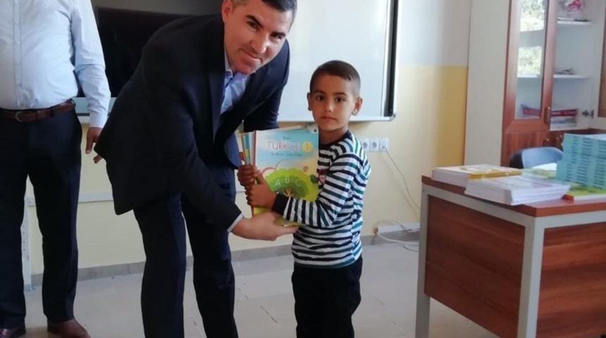 Ulaş&rsquo;ta bin 234 &ouml;ğrenciye &uuml;cretsiz kitaplarını teslim edildi