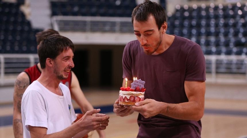 Dev adamlardan arkadaşlarına doğum g&uuml;n&uuml; s&uuml;rprizi