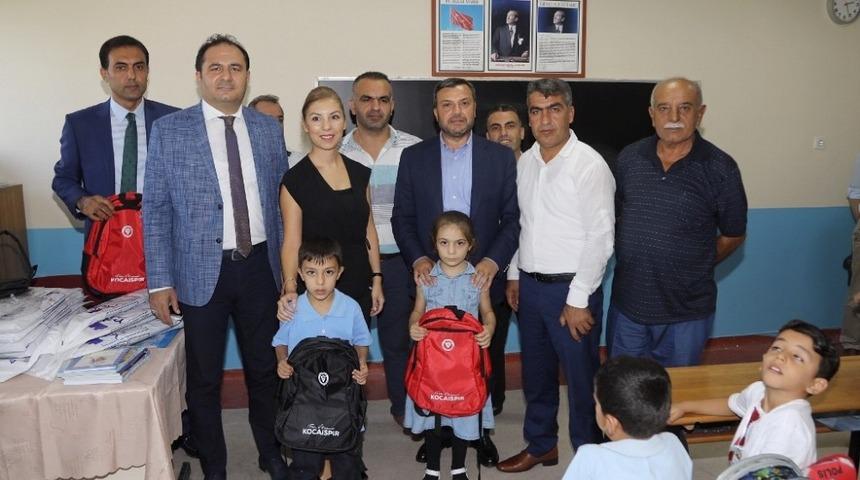 Başkan Kocaispir&rsquo;den &ouml;ğrencilere &ccedil;anta s&uuml;rprizi