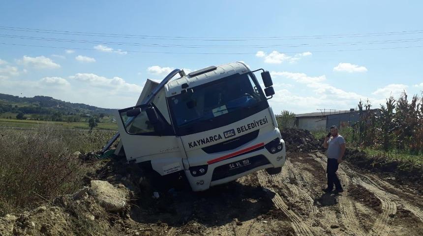 Belediye&rsquo;ye ait hizmet aracı devrildi: 1 yaralı