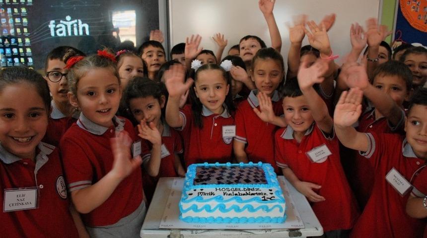 Minik &ouml;ğrencilere yaş pasta s&uuml;rprizi