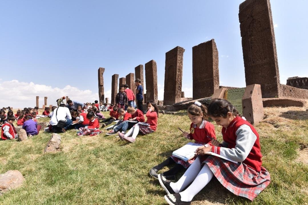 Ahlat&rsquo;ta ilk ders zili, tarihi Sel&ccedil;uklu Mezarlığı&rsquo;nda &ccedil;aldı