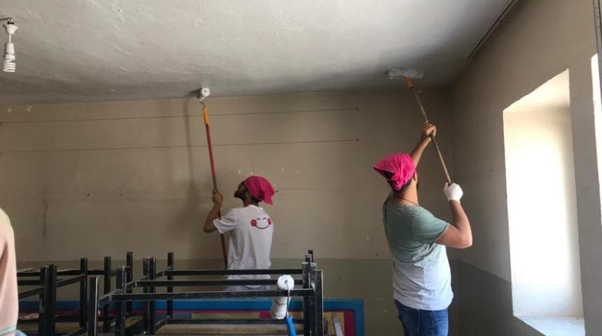 &Uuml;niversite &ouml;ğrencileri ile &ouml;ğretmenler okulu boyadı