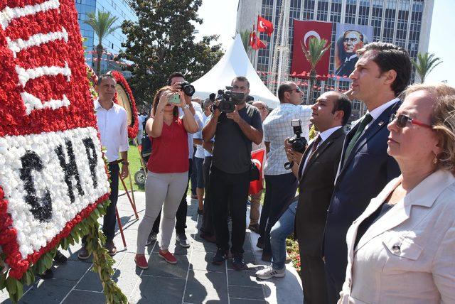 İzmir'de CHP'den çifte kutlama