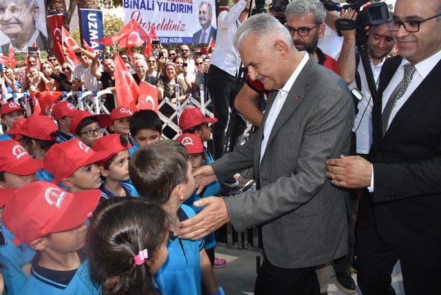 Binali Yıldırım, İzmir'de ilkokulun açılışını yaptı